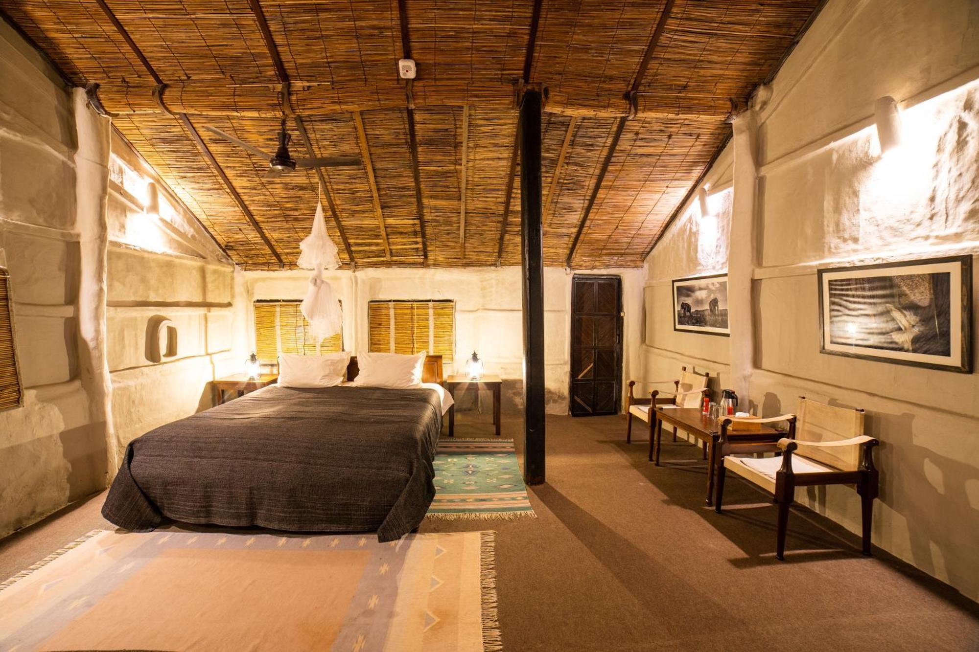 Tiger Tops Tharu Lodge Chitwan Exterior foto
