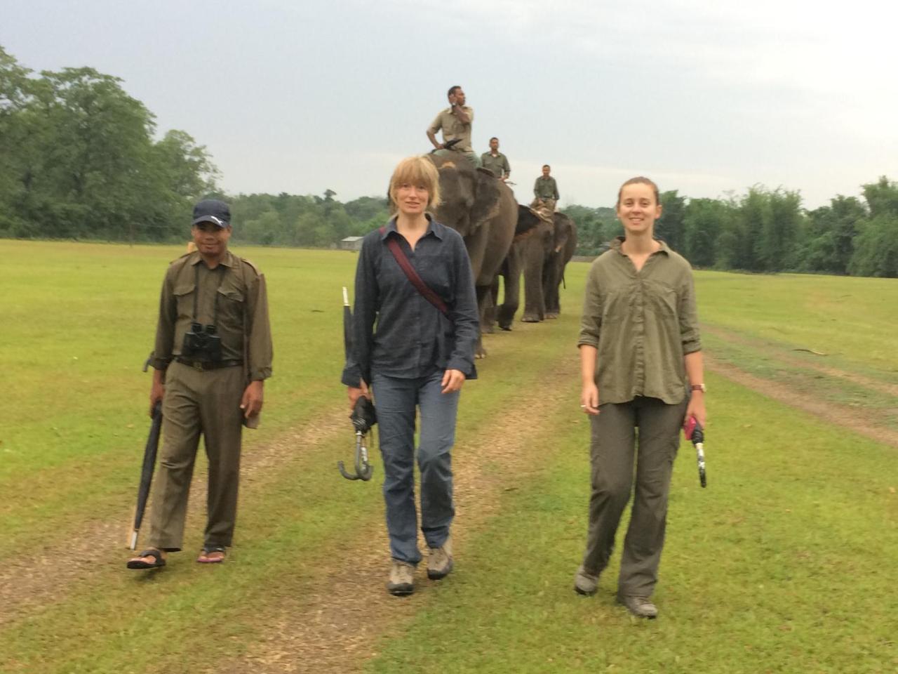 Tiger Tops Tharu Lodge Chitwan Exterior foto