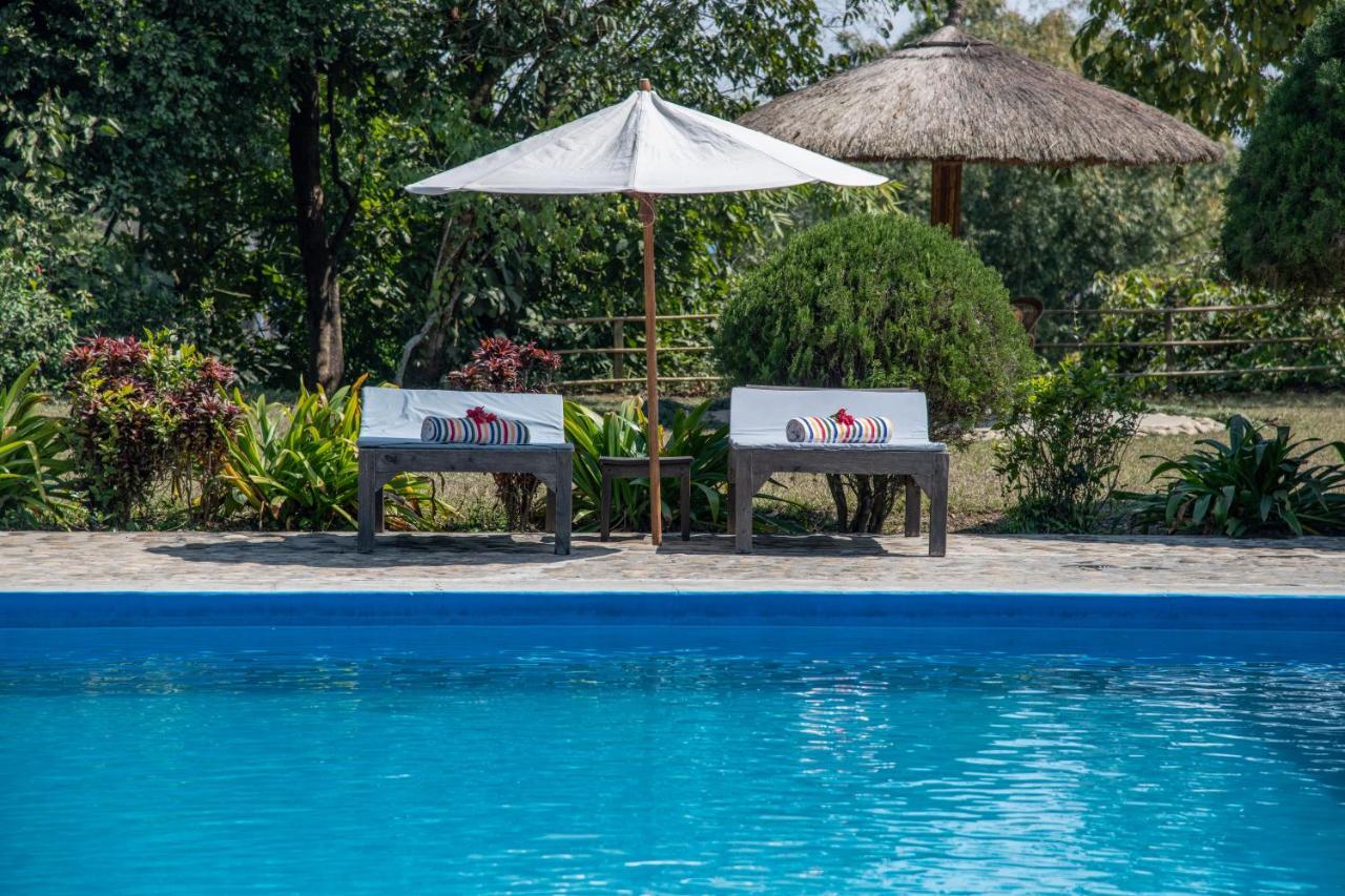Tiger Tops Tharu Lodge Chitwan Exterior foto